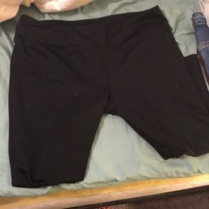 Black underarmor running capris